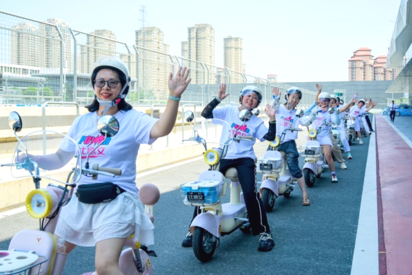 跨界联手，比德文电动车携手V1汽车世界闪耀夏日狂欢节！(图3)