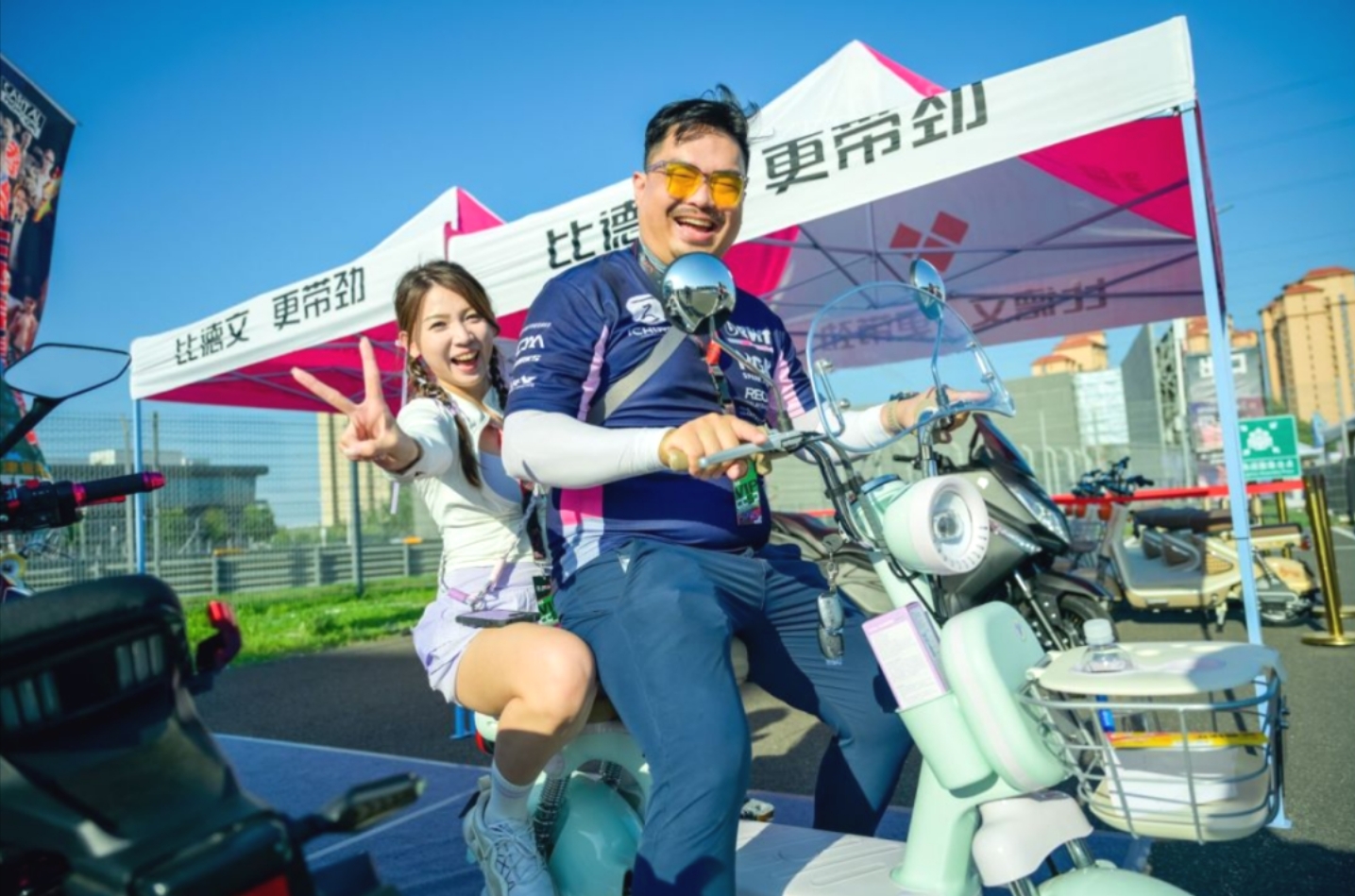 跨界联手，比德文电动车携手V1汽车世界闪耀夏日狂欢节！(图2)